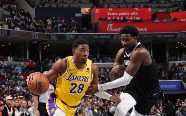 星空体育-湖人疯狂冲刺！八村垒完爆DPOY 詹皇跳他身上庆祝