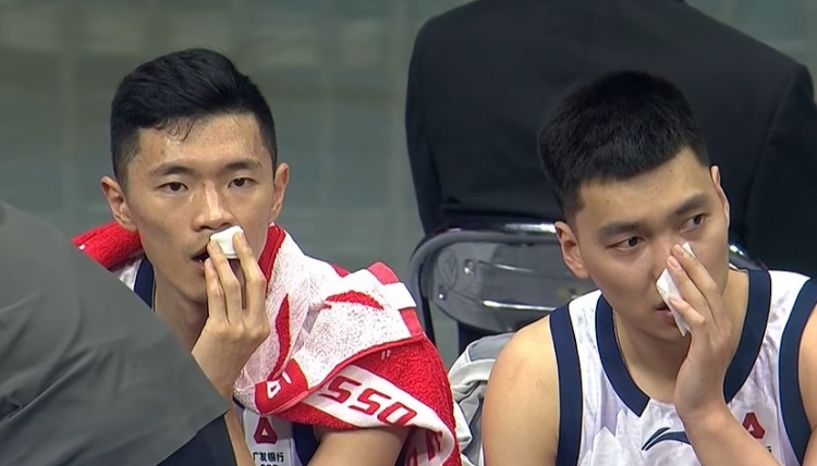 xk体育-复刻CBA名场面！场边陈林坚和陈培东同时拿纸巾擦拭血迹